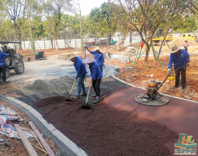 增城区街心公园透水地坪建设施工中