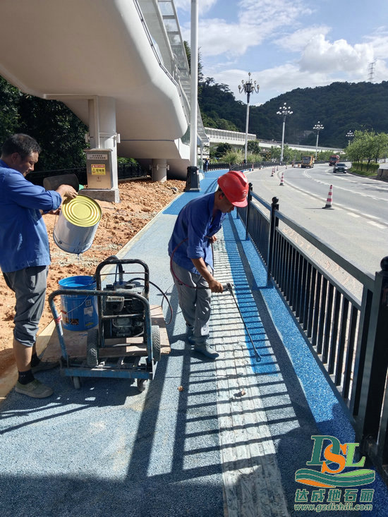 【彩色透水混凝土】广汕路现场喷油施工！