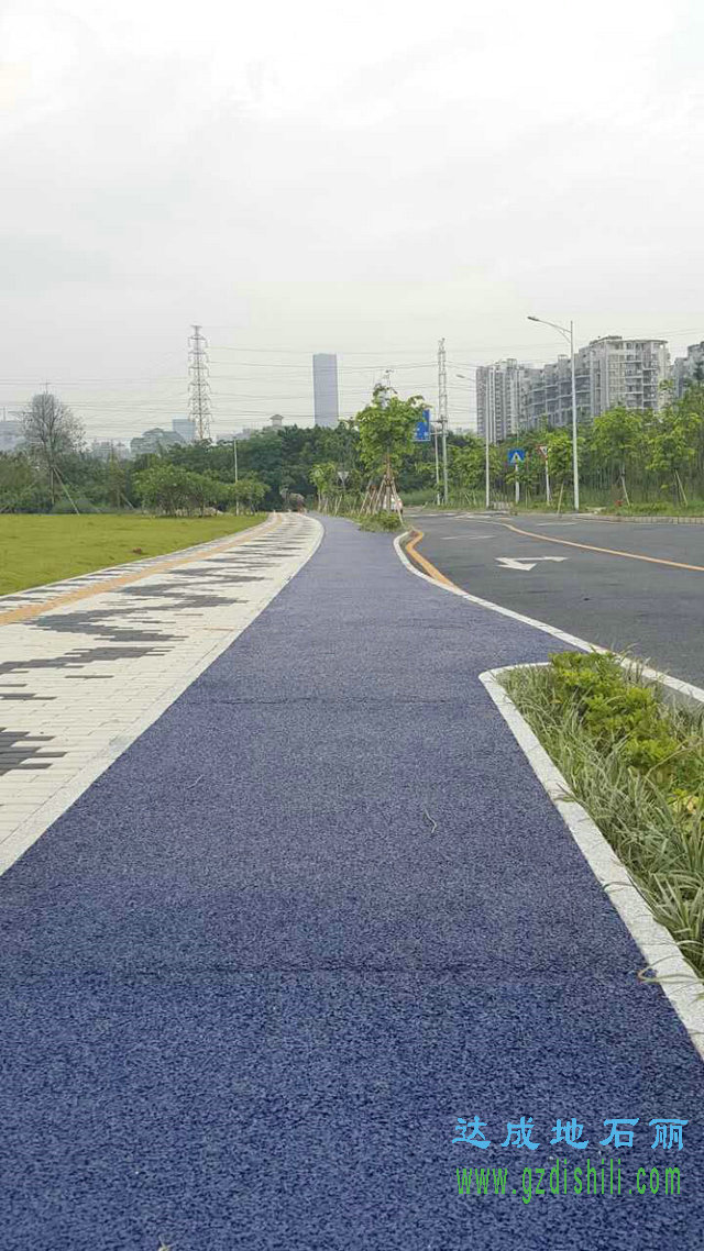 蓝色透水地坪材料应用