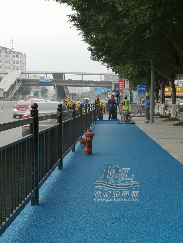 广州蓝透水绿道——天河区中山大道彩色高粘冷铺透水沥青路面